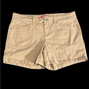 UNIONBAY tan shorts. Size 15. Front and back pockets. Zipper front.